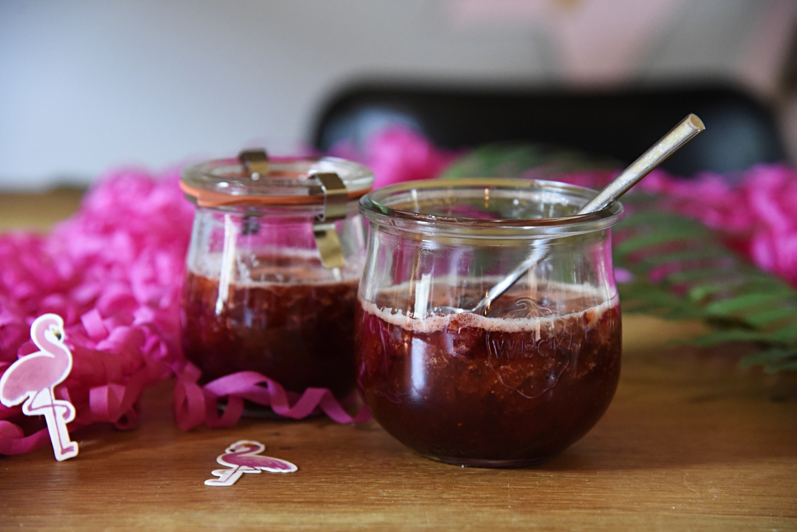 Erdbeerenmarmelade mit Rose